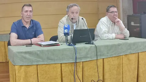 Juan Carlos Francisco, en el centro, en la asamblea de este viernes, en la que comunic&oacute; su renuncia a la presidencia. | FOTO: Xos&eacute; Lois Colmenero.