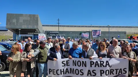O presidente da Deputaci&oacute;n de Ourense encabezou, co alcalde da Gudi&ntilde;a, a pequena manifestaci&oacute;n polo parking da estaci&oacute;n. | FOTO: Xos&eacute; Lois Colmenero.
