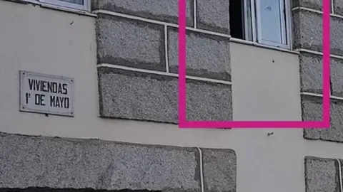 Dos balazos, en cristal y pared, testimonio mudo de un ataque machista que pudo resultar fatal. | FOTO: Xos&eacute; Lois Colmenero.