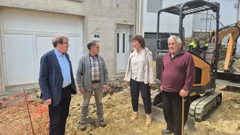 Manuel Pardo, a la izquierda, con la alcaldesa de Ri&oacute;s y dos vecinos de Fumaces.