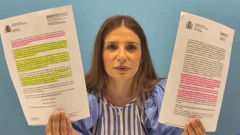 La portavoz del PP de Ver&iacute;n, con las comunicaciones remitidas por el Ministerio de Hacienda. | FOTO: Xos&eacute; Lois Colmenero.