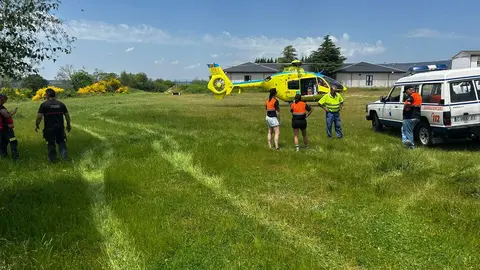 Protecci&oacute;n Civil y GES de A Gudi&ntilde;a facilitaron el aterrizaje del helic&oacute;ptero en A Mezquita. | FOTO: Cedida.
