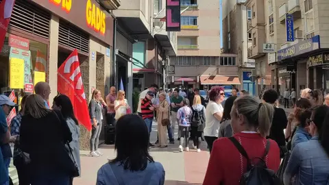 Concentraci&oacute;n frente a las puertas de Gadis en Ver&iacute;n.