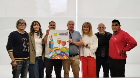 El jurado, con la propuesta ganadora del cartel de la Feira do Vi&ntilde;o de Monterrei 2025.