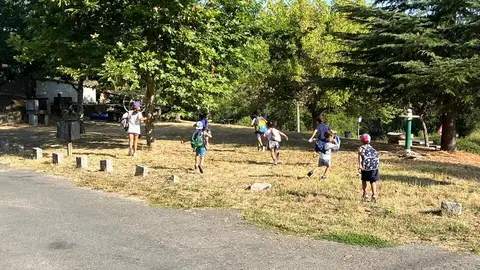 Ni&ntilde;os y ni&ntilde;as juegan en Vilardev&oacute;s