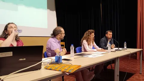 Rub&eacute;n Ri&oacute;s, a la derecha, dirigi&eacute;ndose al p&uacute;blico, con Bego&ntilde;a Mac&iacute;as a su izquierda; Orestes S&aacute;nchez e In&eacute;s Vidal. | FOTO: Xos&eacute; Lois Colmenero.