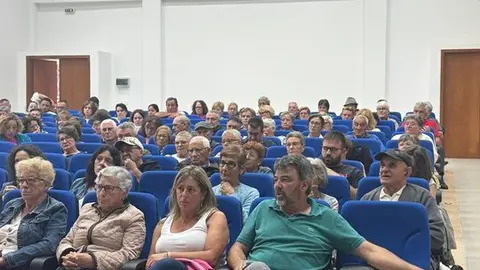 El sal&oacute;n de actos del multiusos de A Mezquita se llen&oacute; el pasado s&aacute;bado.