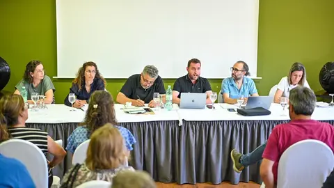 Notables ausencias, como la representaci&oacute;n de Ver&iacute;n y O Barco, en la reuni&oacute;n de alcaldes y alcaldesas con los miembros de "Dereito ao Tren". | FOTO: Noelia Caseiro.
