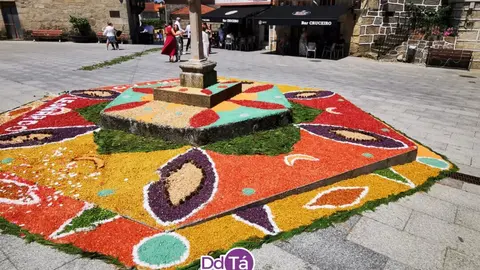 Alfombra del Corpus en el Cruceiro de Vilardev&oacute;s FOTO | Mar&iacute;a Dosantos.