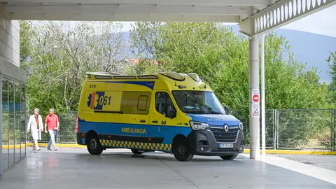 El septuagenario fue trasladado de madrugada al servicio de Urgencias del Hospital de Ver&iacute;n. | FOTO: Noelia Caseiro.
