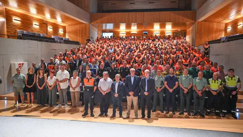 Foto de familia da IX Xornada de Convivencia das Agrupaci&oacute;ns de Voluntarios/as de Protecci&oacute;n Civil. | FOTO: Noelia Caseiro.