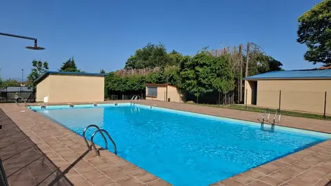 Piscina de Vilardev&oacute;s tras las reformas y nueva depuradora.