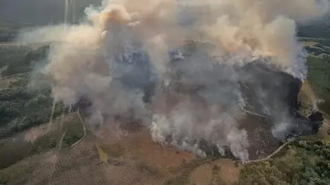 En la lucha contra las llamas participa la Brif de Laza, que nos brinda esta imagen desde el helic&oacute;ptero.