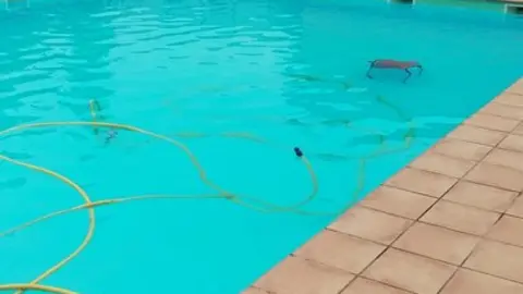 Mobiliario arrojado al interior de la piscina de Vilardev&oacute;s