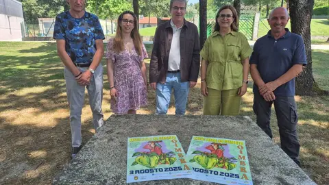 Manuel Pardo e Ana Villarino xunto a membros do goberno local.