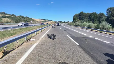 El impacto dej&oacute; destrozada la motocicleta en la que viajaba el malogrado motorista.