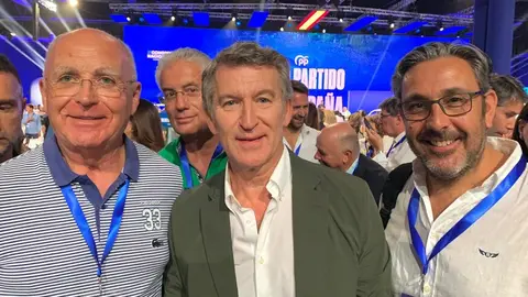Alberto Prieto, a la derecha, con Alberto N&uacute;&ntilde;ez y Juan Manuel Jim&eacute;nez, este fin de semana en el XXI Congreso del Partido Popular.