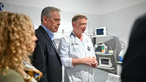 El conselleiro, Antonio G&oacute;mez Caama&ntilde;o, con Ces&aacute;reo &Aacute;lvarez, jefe del Servicio de Urgencias del Hospital de Ver&iacute;n. | FOTO: Noelia Caseiro.