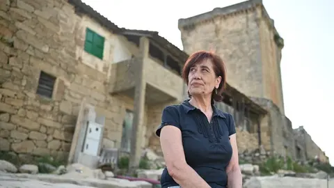 La investigadora Nieves Amado con la Torre de Don Sancho al fondo. FOTO | Noelia Caseiro.