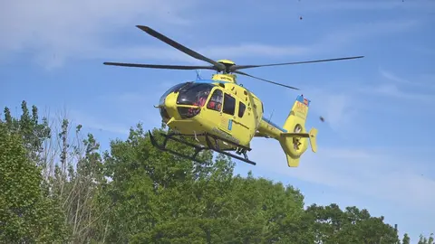 El herido fue trasladado al CHUO en helic&oacute;ptero. | FOTO: Noelia Caseiro.