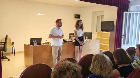 Vecinos y vecinas de Larouco en la reuni&oacute;n informativa. FOTO | Dereito ao tren.