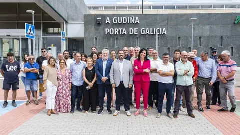 Representantes del PP de Galicia y alcaldes de la comarca afectada por recortes A Gudi&ntilde;a