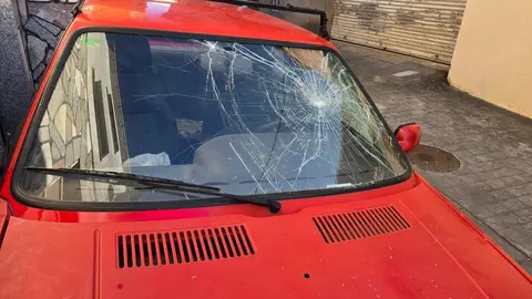20250722 Vandalismo Laza, coche reventada luna, rueda pinchada