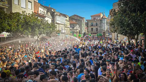 Centos de persoas se xuntaron na Praza Garc&iacute;a Barb&oacute;n para celebrar. | FOTO: Anabel G. Sim&oacute;n.