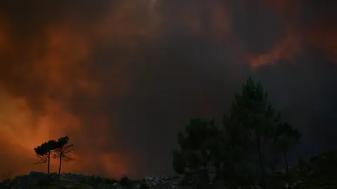 Incendio en los montes gallegos. | FOTO: Noelia Caseiro.
