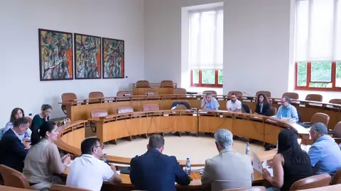 Plataforma Dereito ao Tren junto a representantes pol&iacute;ticos del Parlamento de Galicia.