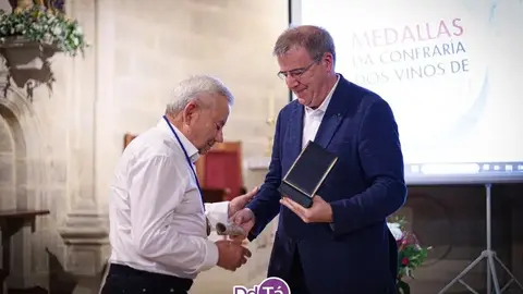 Manuel Pardo Cid ser&aacute; este a&ntilde;o uno de los que reciban la medalla de Cofrade. En la imagen, el pasado a&ntilde;o, con Alfonso Villarino. | FOTO: Anabel G. Sim&oacute;n.