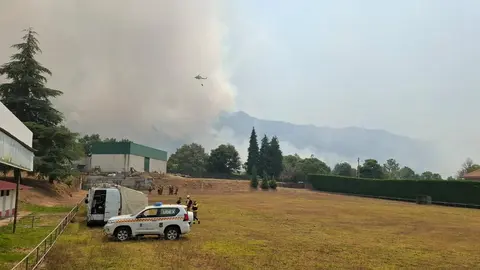 En las piscinas de Vilardev&oacute;s se ha situado el Puesto de Mando Avanzado. | FOTO: Mar&iacute;a Dosantos.