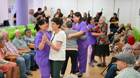 Os maiores de Solleira bailan a ritmo de Nova Era. | FOTO: Noelia Caseiro.