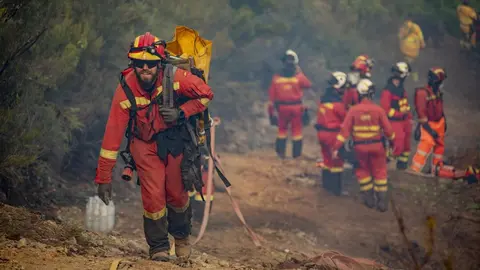 Efectivos de la UME trabajando en un incendio.