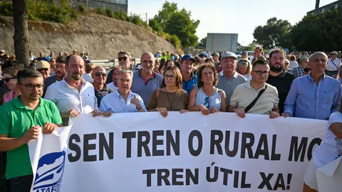 Representantes del PP en A Gudi&ntilde;a el pasado 2 de agosto durante la manifestaci&oacute;n convocada por la plataforma Dereito ao Tren.