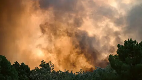 El incendio de Mourazos, este lunes, calcin&oacute; casi 10 hect&aacute;reas. | FOTO: Noelia Caseiro.