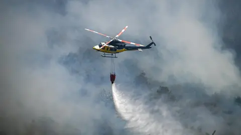 Helic&oacute;ptero en las labores de extinci&oacute;n del fuego de Penas Ceibes, el pasado s&aacute;bado d&iacute;a 2 de agosto. | FOTO: Noelia Caseiro.