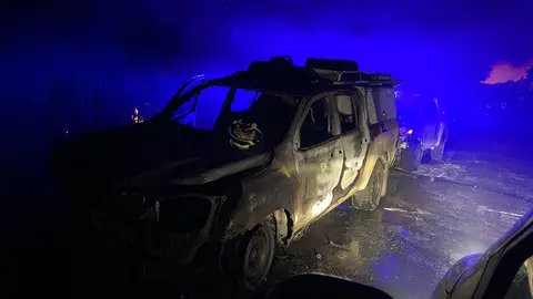 Dos veh&iacute;culos calcinados en el incendio de Santa Comba, en Vilardev&oacute;s. | FOTO: Esperanza A Trabe.