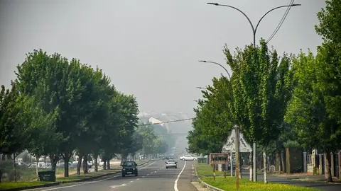 Entrada al municipio de Ver&iacute;n, cubierto por una nube de humo tras los graves incendios que rodean la comarca. | FOTO: Noelia Caseiro.