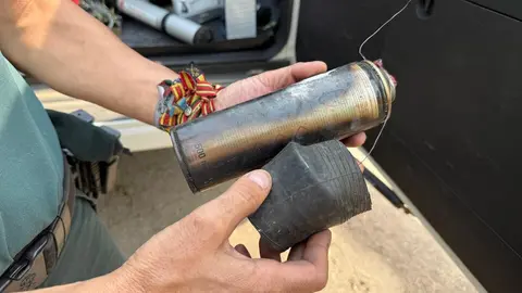 El artefacto incendiario que no lleg&oacute; a activarse, en manos de la Guardia Civil.