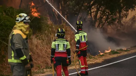 Bombeiros loitando nas lapas en Cualedro. | FOTO: Noelia Caseiro.
