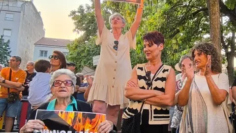 Pancartas durante a manifestaci&oacute;n contra a xesti&oacute;n dos lumes celebrada este xoves 21 de agosto en Ver&iacute;n.