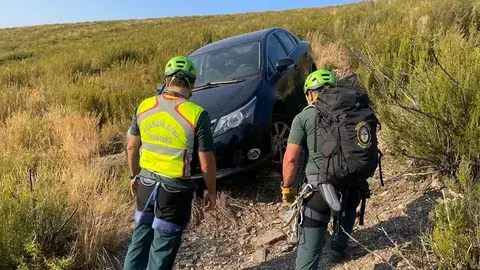 Agentes de la Guardia Civil delante del coche del ourensano desaparecido.