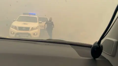 Momento en el que los tres agentes de Polic&iacute;a, apoyados por la Guardia Civil, rescatan a los tres atrapados por el fuego en una granja.