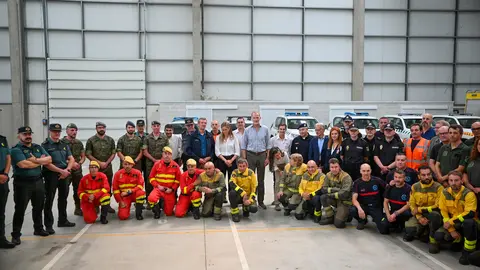 Los reyes Felipe VI y Letizia en el Centro de Coordinaci&oacute;n del Distrito Forestal XIV en Ver&iacute;n junto a los equipos que participaron en los incendios y numerosas autoridades. | FOTO: Noelia Caseiro.