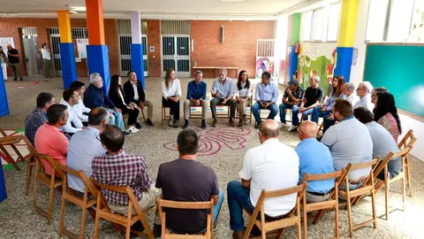 SS.MM. los Reyes de Espa&ntilde;a, Don Felipe VI y Do&ntilde;a Letizia, con algunos de los afectados por la &uacute;ltima ola de incendios en la comarca. | FOTO: Casa Real.