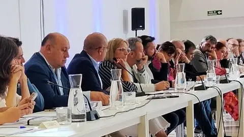 Reuni&oacute;n alcaldes e alcaldesas con Rueda, Eva P&eacute;rez y Rafa P&eacute;rez
