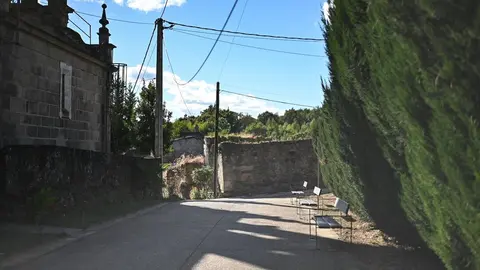 Estado actual de las obras ejecutadas en el entorno de la iglesia de Queirug&aacute;s. | FOTO: Noelia Caseiro.