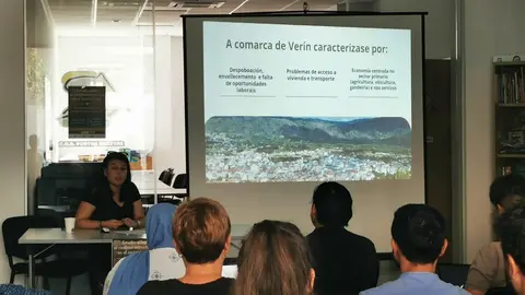 Laura Garrido, t&eacute;cnica del CDR Portas Abertas, durante la presentaci&oacute;n de las conclusiones del estudio sobre el racismo estructural en Ver&iacute;n.