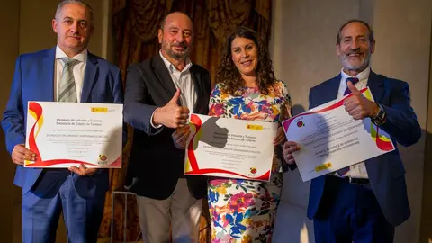Alcaldes y alcaldesa de Manzaneda, Viana do Bolo y Vilari&ntilde;o de Conso junto al Director General de Turismo, Jos&eacute; Merelles tras recoger la distinci&oacute;n en Madrid.